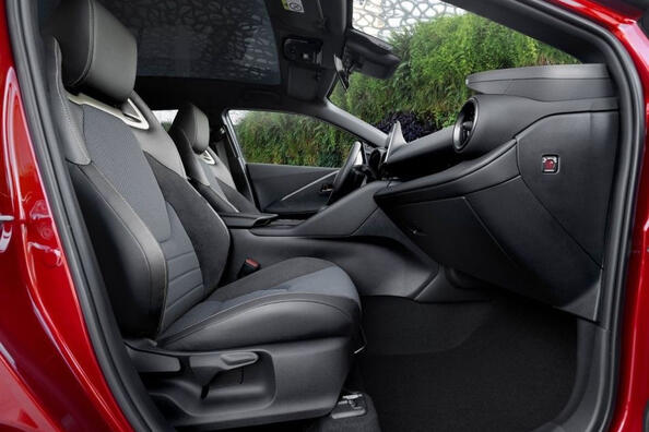Pregled: stilski hibridni crossover Toyota C-HR (2. generacija) Fotografija 7