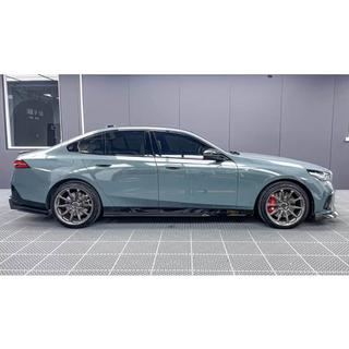 Obloge pragov (za M-Sport, karbon) BMW 5/i5 serija G60/G60E/G61 2023– fotografija 2