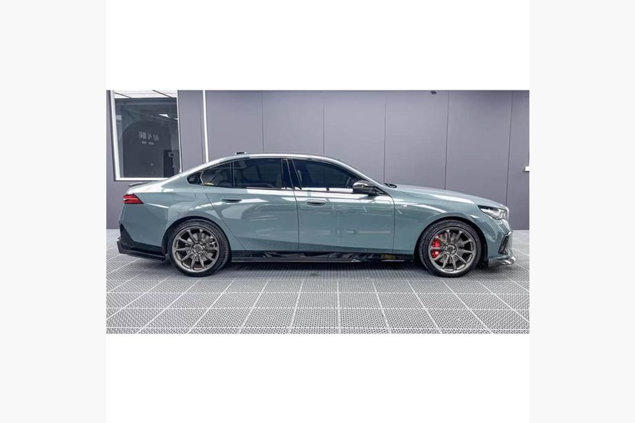 BMW 5/i5 serija G60/G60E/G61 2023– Obloge pragov (za M-Sport, karbon) Fotografija 2