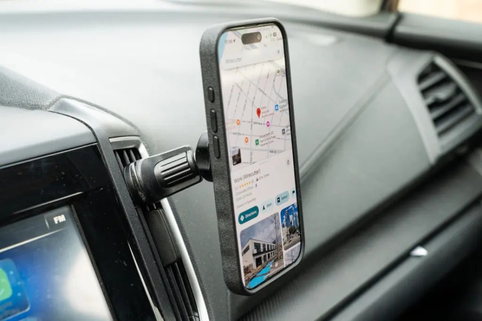 Kako izbrati idealen nosilec za pametni telefon v avtu?