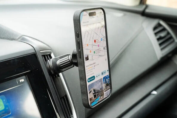 Kako izbrati idealen nosilec za pametni telefon v avtu?
