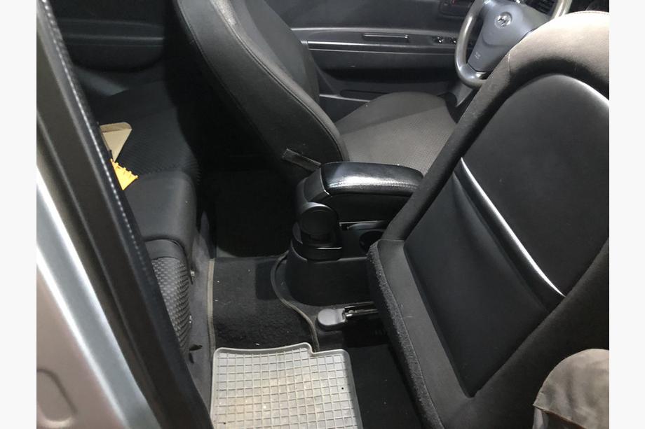 Hyundai Accent 2006–2010 Naslon za roko (v držalo za pijačo) Fotografija 4