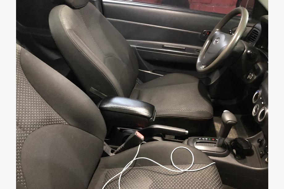 Hyundai Accent 2006–2010 Naslon za roko (v držalo za pijačo) Fotografija 1