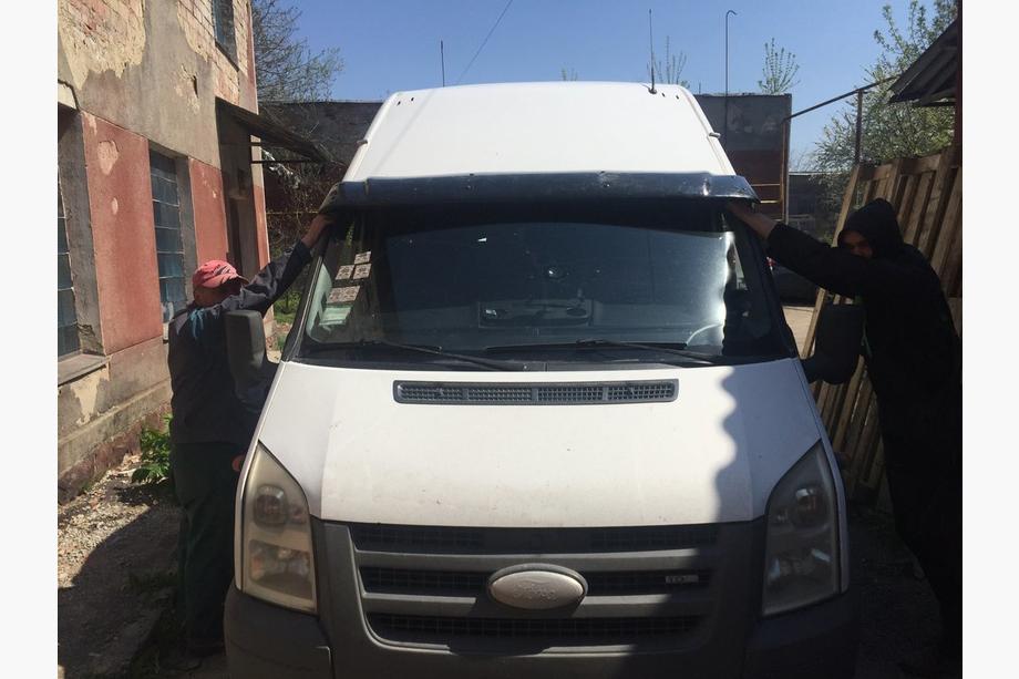 Ford Transit 2000–2014 Vizir na vetrobransko steklo (črn sijaj, 5 mm) Fotografija 6