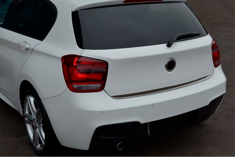BMW serija 1 F20/F21 2011–2019 Zaščitna letev roba prtljažnika (nerjaveče jeklo) Image