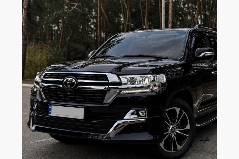 Toyota Land Cruiser 200 2007–2021 Sprednji lip spojler 2016↗ (Executive 2021) Črna barva Fotografija 2