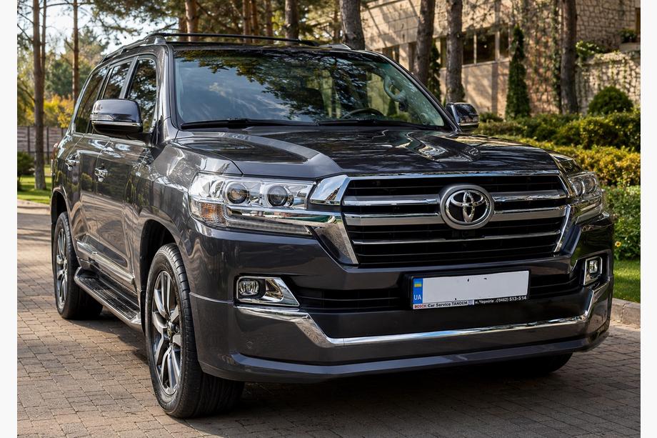 Toyota Land Cruiser 200 2007–2021 Sprednji lip spojler 2016↗ (Executive 2019) Črna barva Fotografija 2