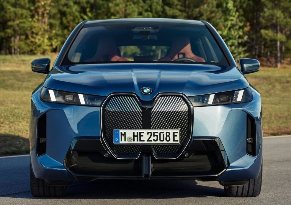 Pregled posodobljenega električnega crossoverja BMW iX 2025