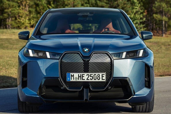 Pregled posodobljenega električnega crossoverja BMW iX 2025