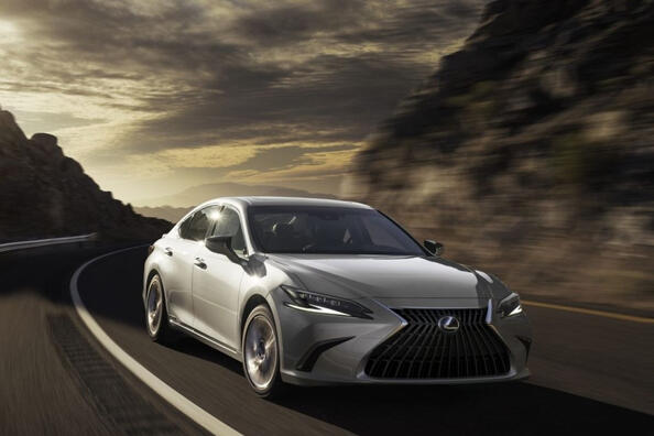 Lexus ES: pregled poslovnega razreda limuzine