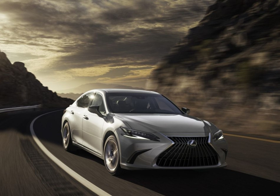 Lexus ES: pregled poslovnega razreda limuzine