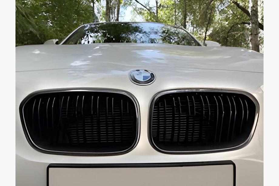 BMW serija 1 F20/F21 2011–2019 M-Look ledvičke (2011-2014, sijaj črna s krom obrobo) Image