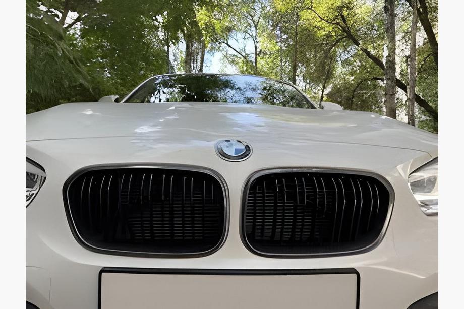 BMW serija 1 F20/F21 2011–2019 M-Look ledvične maske (2015-2019, sijajno črna s kromiranim robom) Image