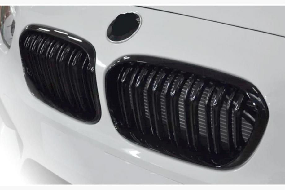 BMW serija 1 F20/F21 2011–2019 M-Look ledvičke (2015-2019, črna visok sijaj) Image