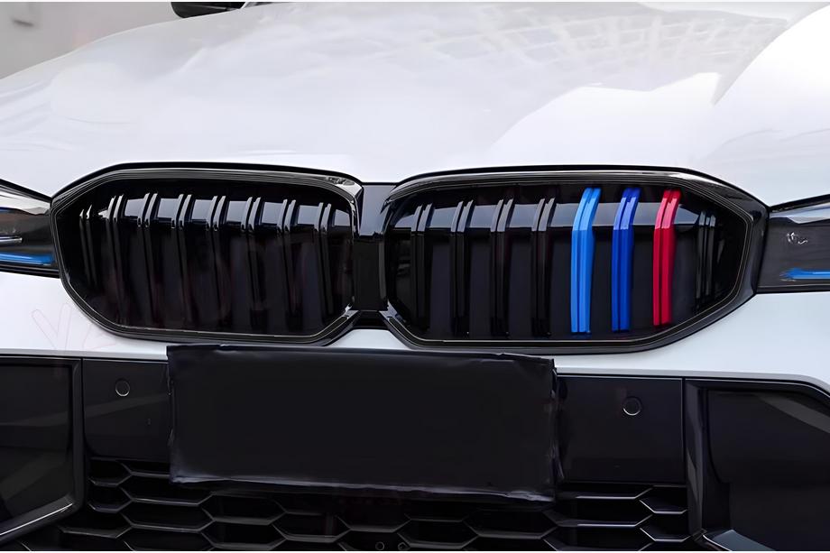 BMW serija 3 G20/G21 2018– Ledvične maske 1 prečka (2022+, M-Color) Image