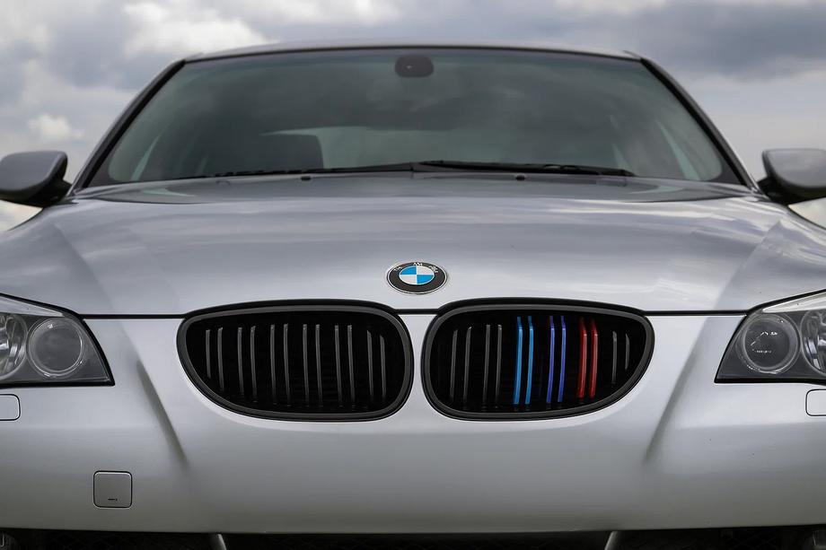 BMW Serija 5 E60/E61 2003–2010 M-Look ledvične rešetke (M-Color) Image