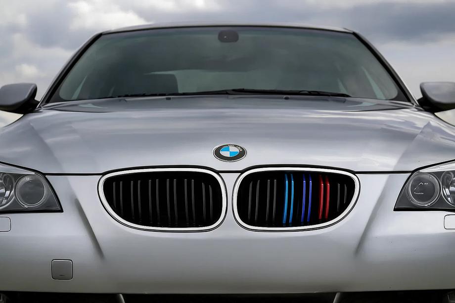 BMW Serija 5 E60/E61 2003–2010 Ledvične rešetke M-Look (M-Color s kromiranim robom) Image