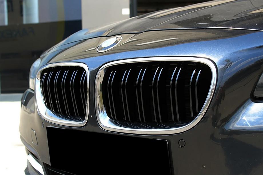 BMW serija 5 F10/F11 2010–2016 M-Look ledvični rešetki (črni sijaj s krom obrobo) Image