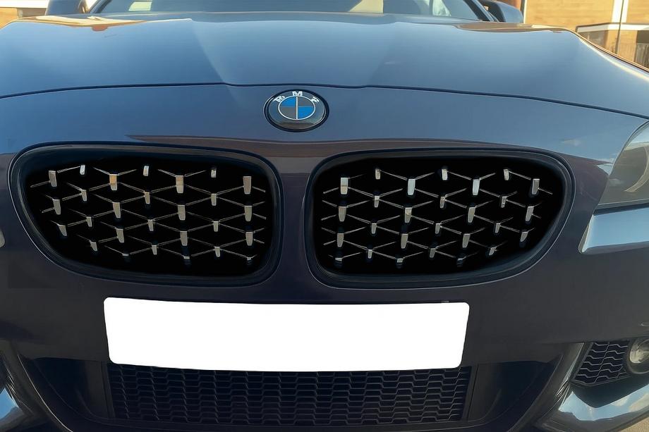 BMW serija 5 F10/F11 2010–2016 Ledvične maske Diamond Silver (črn rob) Image
