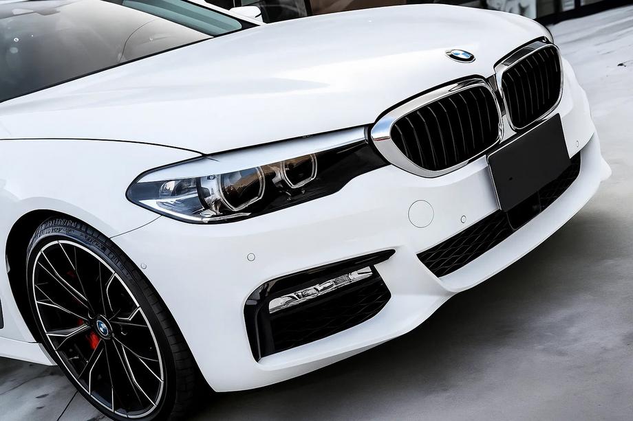 BMW serija 5 G30/G31 2017–2023 Ledvična maska 1 Bar (2017-2020, črna visok sijaj s kromiranim robom) Image