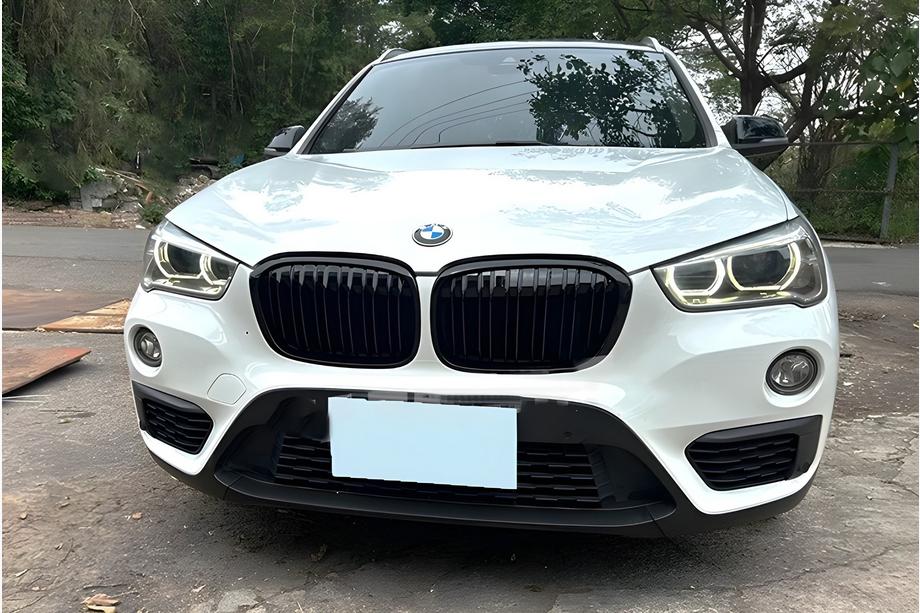BMW X1 F48 2015–2022 M-Look ledvičke (2015-2019, črna visok sijaj) Image
