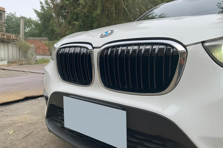 BMW X1 F48 2015–2022 M-Look ledvične maske (2015-2019, sijajno črna s kromiranim robom) Fotografija 1