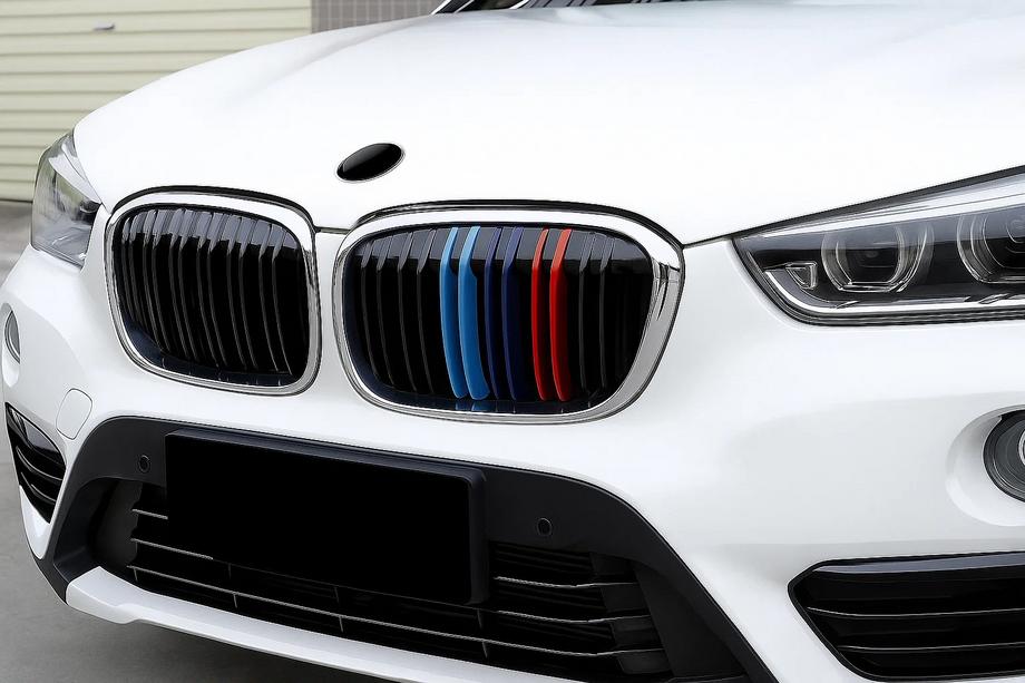 BMW X1 F48 2015–2022 M-Look ledvične maske (2015-2019, M-Color s kromiranim robom) Image