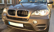 BMW X5 E70 2007–2013 M-Look ledvični rešetki (črni sijaj s krom obrobo) fotografija 1
