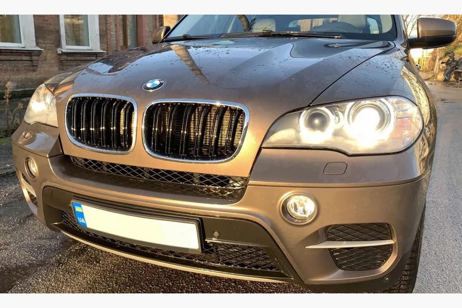 BMW X5 E70 2007–2013 M-Look ledvični rešetki (črni sijaj s krom obrobo) Image