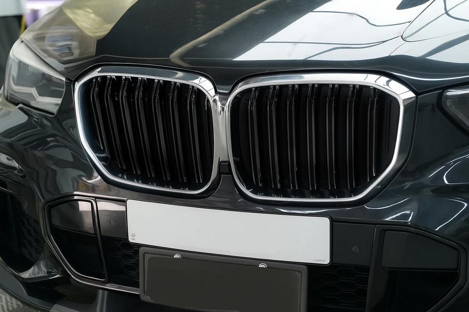 BMW X5 G05 2019–2026 M-Look ledvične mrežice (2019-2022, črna visok sijaj s kromiranim robom) Image