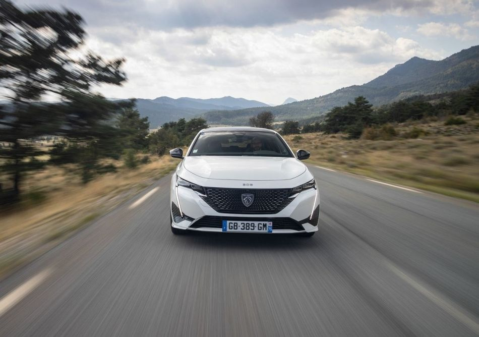 Peugeot e-308: Test elegantnega električnega kombilimuzina