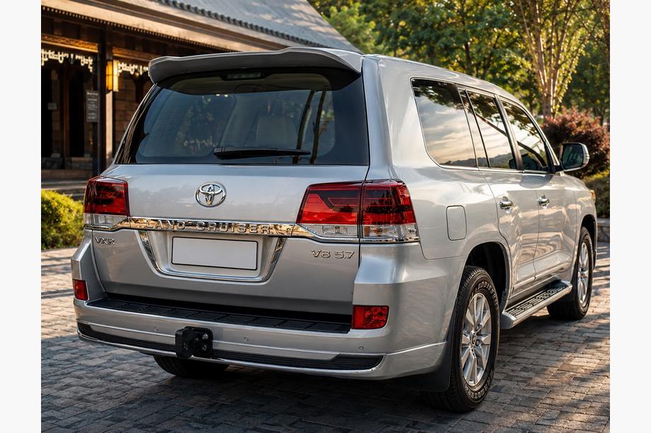 Toyota Land Cruiser 200 2007–2021 Zadnji difuzor – obloga brez kroma 2016-2021 (Executive 2019/2021, za vlečno kljuko) Fotografija 2