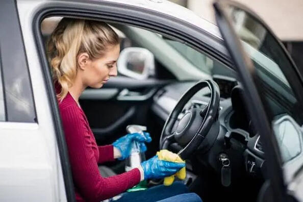 Kako hitro odstraniti vonj po vlagi iz notranjosti avtomobila: korak za korakom