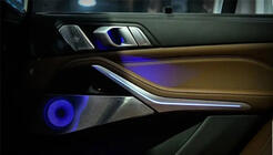 BMW X7 G07 2019– Komplet okrasnih letvic z osvetlitvijo Bowers&Wilkins fotografija 3