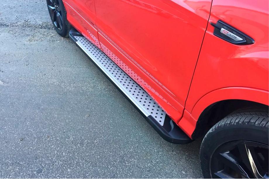 Ford Kuga/Escape 2013–2019 Stranske stopnice Allmond Grey (2 kos, aluminij) Z lakiranimi vratnimi ploščami Fotografija 4