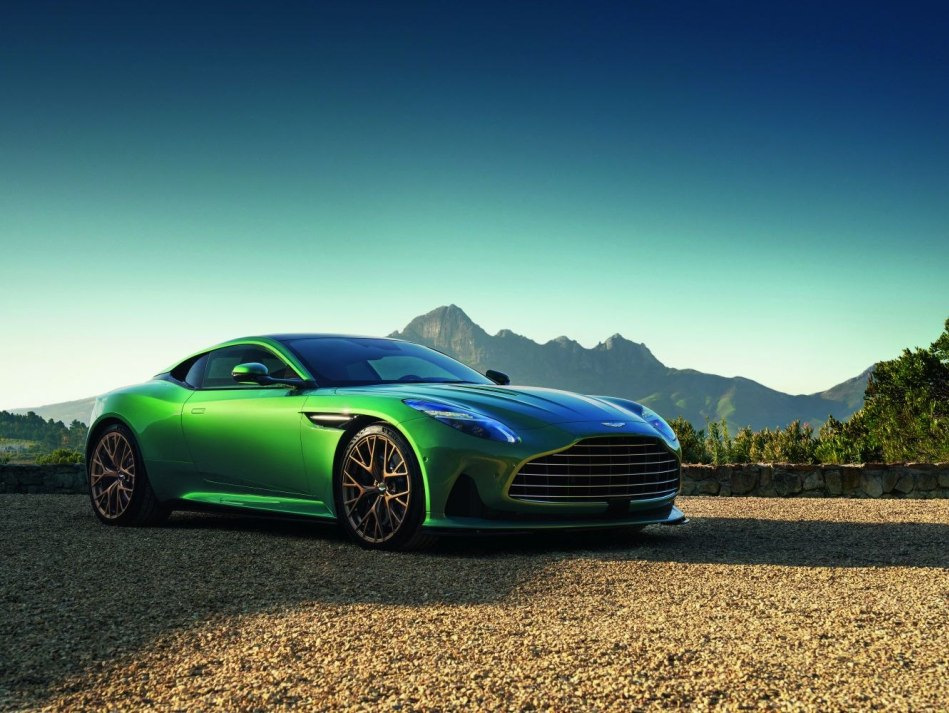 Pregled športnega kupeja Aston Martin DB12 2024