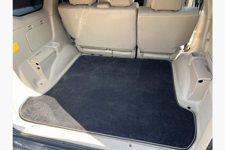 Toyota Land Cruiser Prado 120 2002–2009 Premium tekstilna preproga za prtljažnik – črna (5 ali 7 sedežev) Image