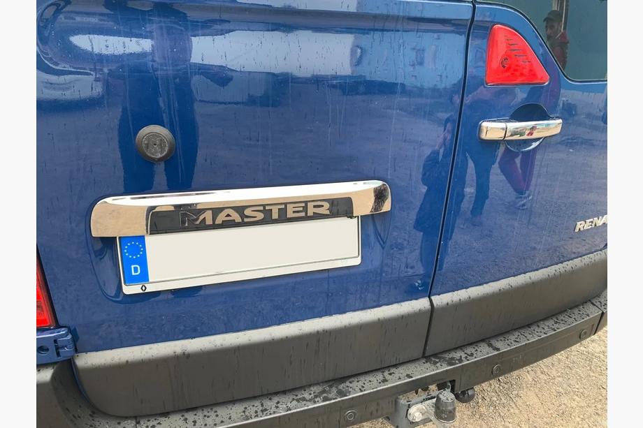 Nissan NV400 2010–2024 Nerjaveč letvica nad registrsko tablico Image