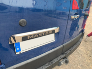Renault Master 2011–2023 Nerjaveč letvica nad registrsko tablico fotografija 3