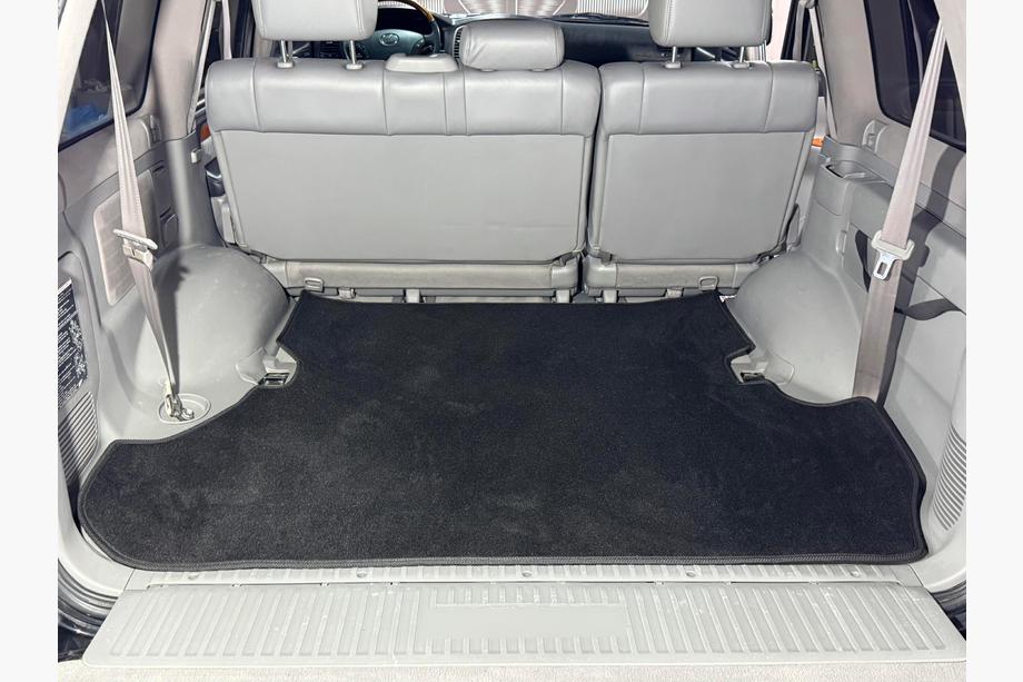 Toyota Land Cruiser 100 1998–2007 Tekstilna preproga za prtljažnik Classic, 2 kosa, črna (7 sedežev) Image