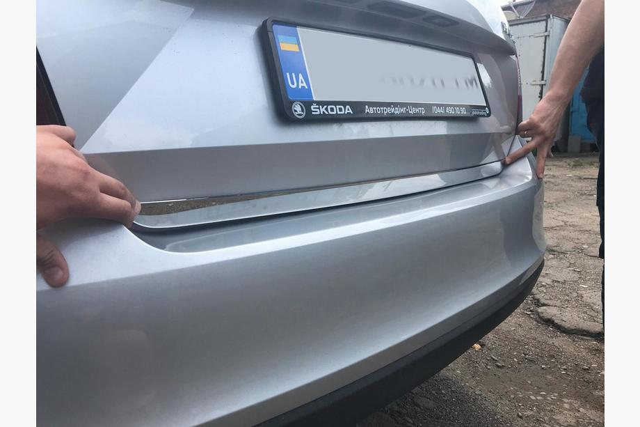 Skoda Rapid 2012–2019 Nerjaveča zaščitna letvica roba prtljažnika Carmos - turško nerjaveče jeklo Image