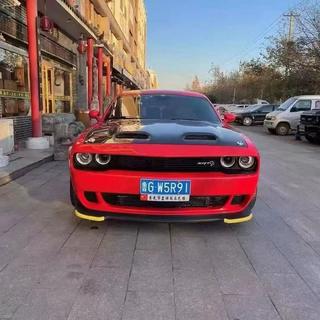 Pokrov motorja (karbon) Dodge Challenger 2008–2023 fotografija 2