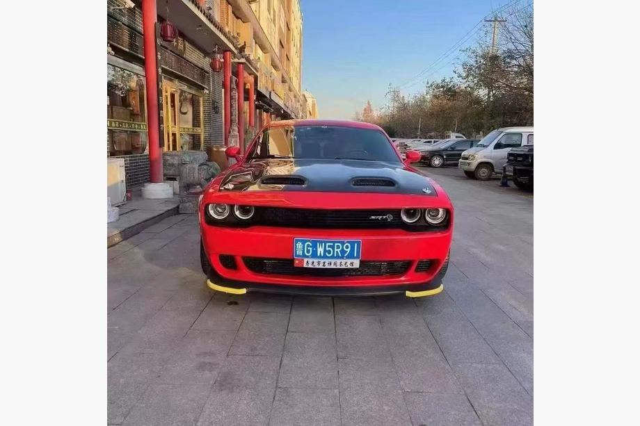 Dodge Challenger 2008–2023 Pokrov motorja (karbon) Fotografija 2