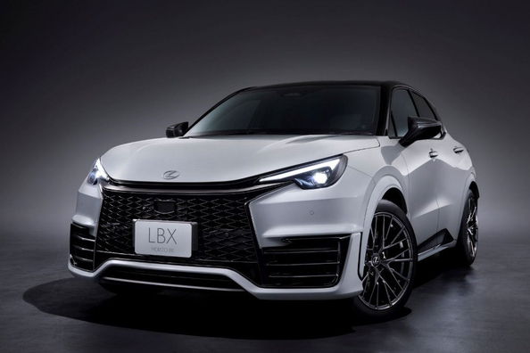 Test Lexus LBX 2025: kompaktni crossover s premium poudarkom