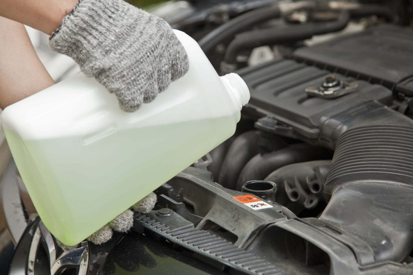 Ključne tekočine v avtu: na kaj mora paziti vsak voznik