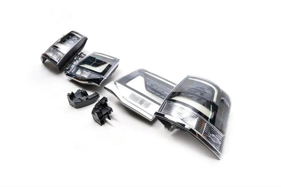 Toyota Land Cruiser 200 2007–2021 RAZPRODAJA! Zadnje luči 2016+ (Executive Black) Image