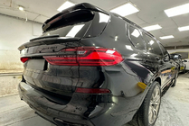 BMW X7 G07 2019– Spojler zadnjega stekla V2 (črni sijaj) fotografija 3