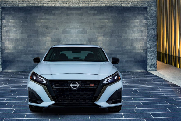 Posodobljeni Nissan Altima: svež pogled na klasično limuzino