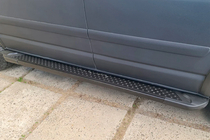 Volkswagen T5 Caravelle 2004–2010 Stranske stopnice tipa X5, črne (2 kos, aluminij) Kratka medosna razdalja fotografija 3