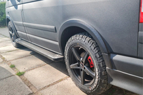 Volkswagen T5 Caravelle 2004–2010 Stranske stopnice tipa X5, črne (2 kos, aluminij) Kratka medosna razdalja fotografija 4